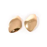 Caravanas doradas con forma orgánica y acabado brillante.