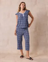 Conjunto de pijama estampado marca René Rofé, compuesto por una remera de escote en V con botones y un pantalón capri con cintura elastizada.