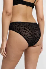 Conjunto de bikini rosado con estampado de leopardo. El corpiño es de corte triangular con breteles regulables y la bombacha es de corte clásico.