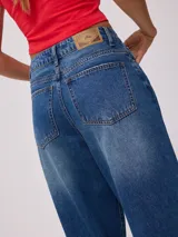 Pantalón de jean azul de pierna ancha.
