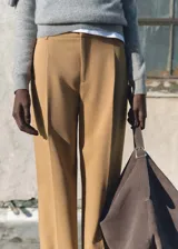 Pantalón de vestir color camel, de tiro medio, corte recto y largo.