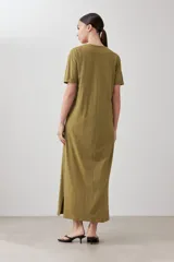 Vestido largo verde oliva con cuello en V, mangas cortas y costuras verticales.