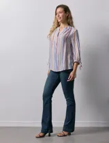 Blusa estampada con cuello a la base y escote en V. Manga 3/4 con lazo.