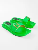 Sandalia de cuero sintético verde con plataforma y detalle de hebilla dorada.