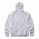 Campera cortaviento gris claro con capucha, cierre frontal con cremallera blanca y logo de la marca en el pecho.