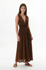 Vestido largo de fiesta color marrón oscuro con brillo, escote pronunciado en V y frunces en la cintura.