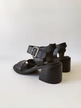 Sandalias de cuero negro con taco cuadrado de 6cm y tira ancha sobre los dedos.