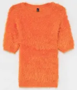 Blusa color naranja con textura de peluche, manga corta y cuello redondo.