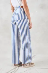 Jean recto de tiro medio, con estampado de rayas azules y blancas, confeccionado en denim de algodón.