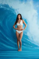 Top de bikini negro con escote halter y copas removibles.