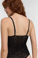 Body blanco con estampado de animal print, breteles finos y copas removibles.