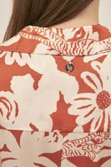 Vestido largo estilo camisero en seda viscosa con estampado floral y de tigres. Cuenta con botones nacarados, lazo para ajustar en la cintura, bolsillos y aberturas laterales.