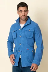 Cazadora blanca de lino con cuello camisero, cierre con botones, cuatro bolsillos frontales con solapa y corte entallado.