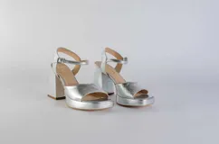 Sandalias de cuero color peltre con plataforma y pulsera al tobillo. Taco cuadrado de 9 cm de altura.