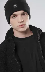 Gorro de lana negro con logo de tijeras blancas bordado en el frente.