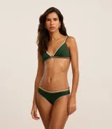 Top de bikini triangular verde oscuro con costuras contrastantes en blanco y marrón.