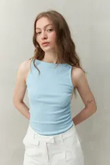Musculosa celeste de algodón con escote cuadrado y breteles anchos.