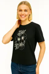 Remera negra de algodón con estampado de flores amarillas.