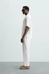 Pantalón azul marino de corte recto, con cintura elástica ajustable con cordón, bolsillos laterales y traseros.