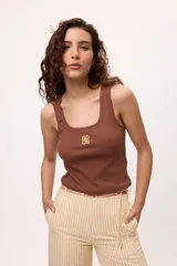 Musculosa marrón de lycra y algodón, con logo bordado en color amarillo.