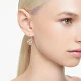 Aros colgantes con forma de trébol de la suerte, con cristales transparentes y circonia rosa central, con baño de oro rosa.