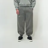 Pantalón de jogging gris, corte oversize, confeccionado en felpa suave con elástico en la cintura y puños.