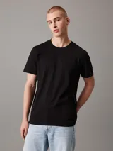 Remera negra de algodón con cuello redondo y mangas cortas. Cinta con logo de Calvin Klein Jeans en espiguilla en los laterales.