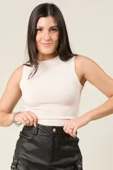 Musculosa color crema de punto acanalado con cuello redondo y corte ajustado.