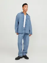 Sobrecamisa de jean celeste con manga larga, cuello clásico, cierre con botones y bolsillo frontal.