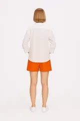 Camisa blanca de algodón, de corte holgado, con cuello camisero y mangas 3/4.