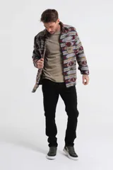 Camisaco de paño con estampado geométrico en tonos marrón, gris y azul.