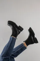 Bota Chelsea color marrón claro de cuero con elástico negro en los laterales y suela track.