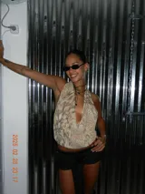 Top halter con estampado animal print en tonos beige y marrón.