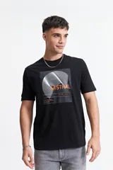 Remera negra de manga corta con estampado cuadrado en el frente con ondas blancas y texto en naranja.