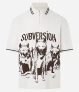Camisa oversized color crema con cuello polo y cierre de cremallera. Estampado frontal con la palabra "Subversion" y tres lobos.
