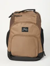 Mochila de color marrón con capacidad de 22 litros, incluye bolsillo interior para laptop y múltiples compartimentos.