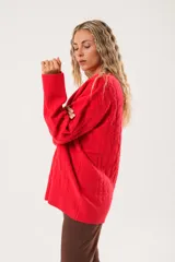 Buzo oversize rojo de tejido sintético con cuello redondo y manga larga.