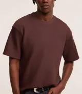 Remera marrón de corte boxy, con escote redondo y manga corta.