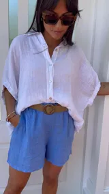 Short azul de lino con cinturón de rafia.