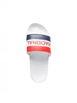 Ojotas blancas con franja roja y azul con la palabra "Nacional" estampada.