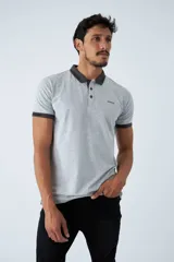 Remera polo gris de jersey con terminaciones a contratono, corte regular, manga corta y logo estampado. Colección Primavera/Verano 2024.