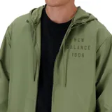 Campera verde militar con capucha y cierre frontal, con logo de New Balance y el año 1906 estampado en el pecho.