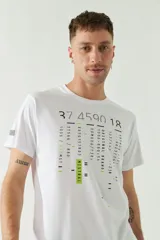 Remera blanca de algodón con estampado tipográfico en tonos grises y verde neón.