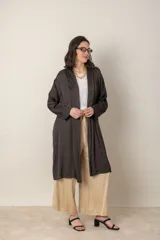 Túnica italiana de satén de seda color beige, de corte suelto con bolsillos laterales.