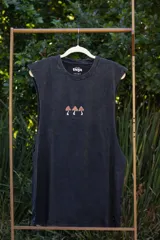 Musculosa negra con estampa de tres hongos en el pecho.