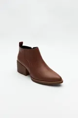 Botín negro de cuero sintético con punta fina y taco ancho de 6cm.