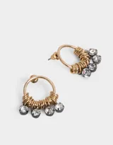 Aros colgantes cortos circulares dorados con arandelas y dijes de strass.