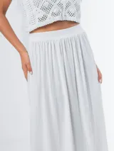 Falda larga color gris claro, de lino, con cintura elastizada.