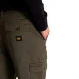 Pantalón cargo color verde oliva, de corte recto, con bolsillos laterales con solapa y bolsillos traseros.