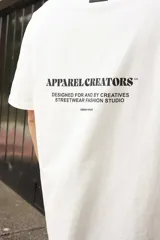 Remera blanca de algodón con estampado en la espalda con la frase "Follow the Waves" y dibujos de conchas marinas en color celeste.